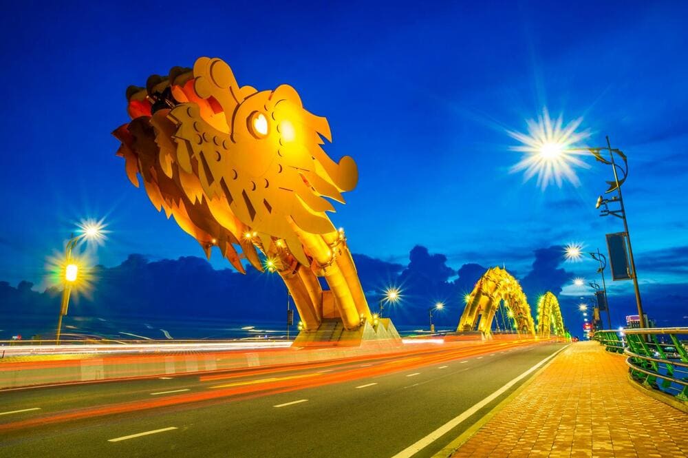 Trong thời gian diễn ra show, cầu Rồng sẽ cấm phương tiện lưu thông, bạn nên sắp xếp lộ trình di chuyển hợp lý (Nguồn: Freepik)